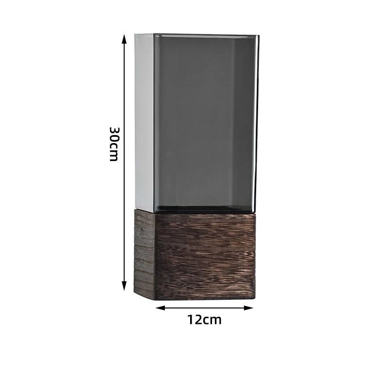 Acrylvase im nordischen Stil mit Holzsockel