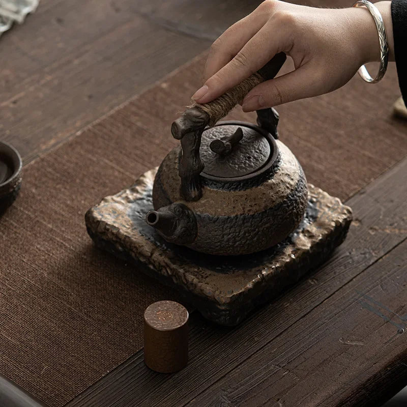 Japanische Teekanne mit Hanfseil-Griff