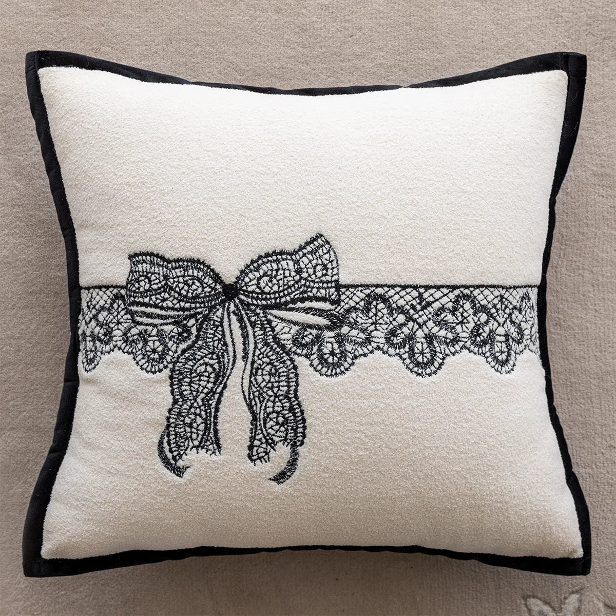 Nordischer Schwarz-Weiß Kissenbezug (45x45cm) – Plaid Jacquard mit Bogen-Stickerei - Apoletta