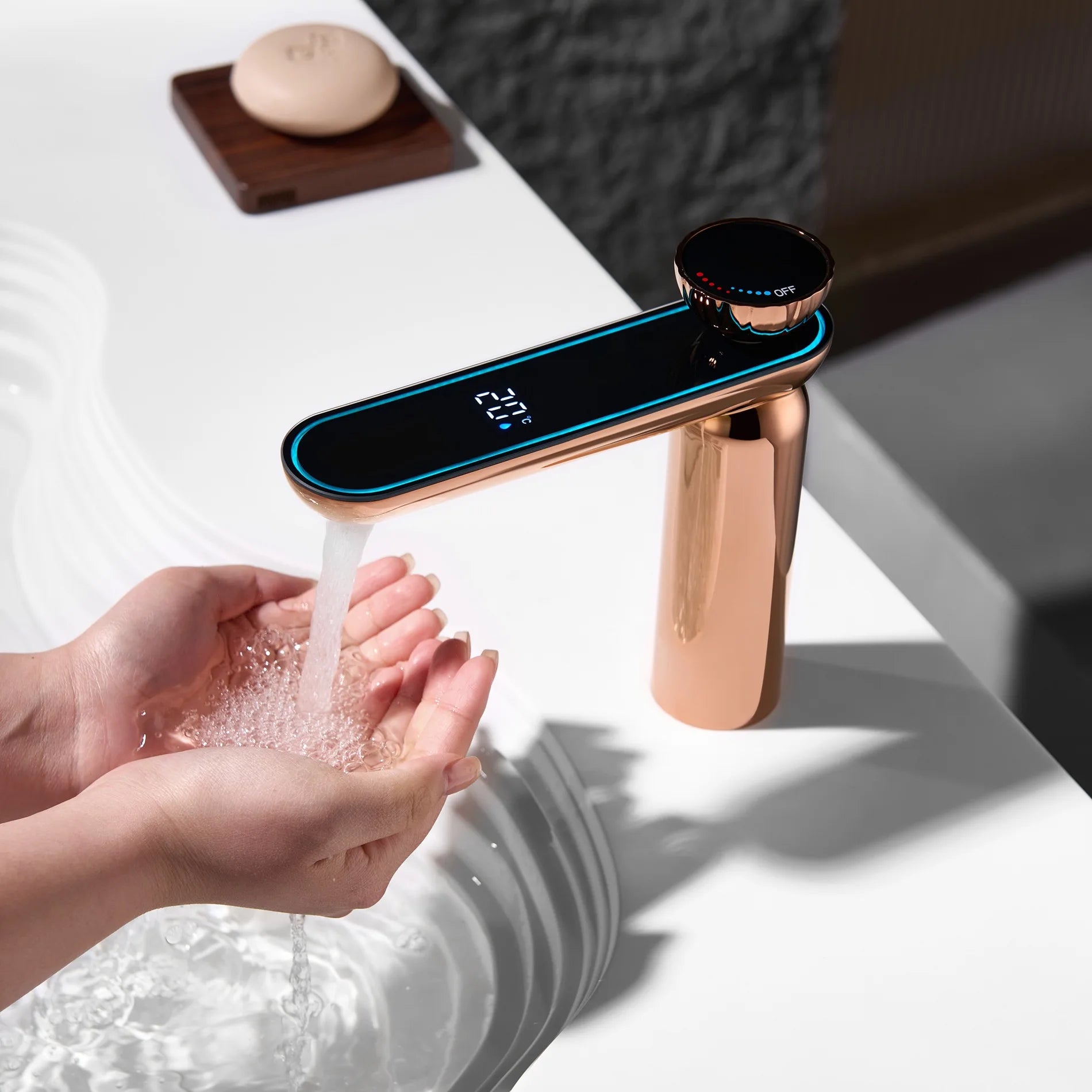 Roségoldene Armatur mit Digitalanzeige - Apoletta