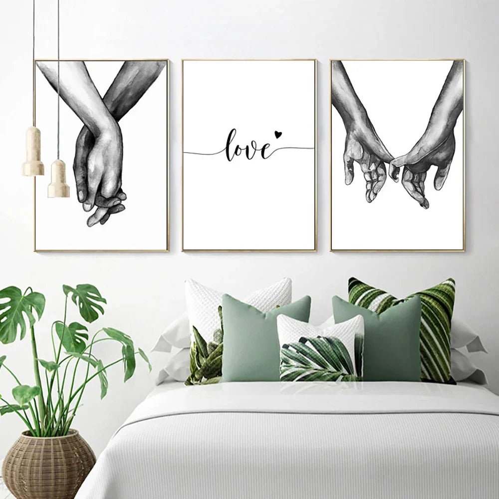 Schwarz - Weiß - Kunst: Minimalistische "Hand in Hand" Poster für Wohn - & Schlafzimmer - ApolettaApoletta