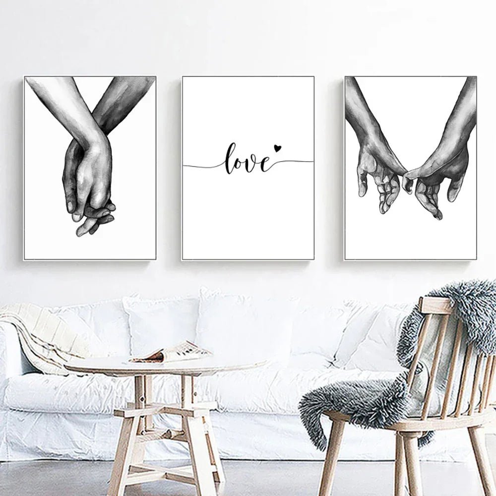 Schwarz - Weiß - Kunst: Minimalistische "Hand in Hand" Poster für Wohn - & Schlafzimmer - ApolettaApoletta