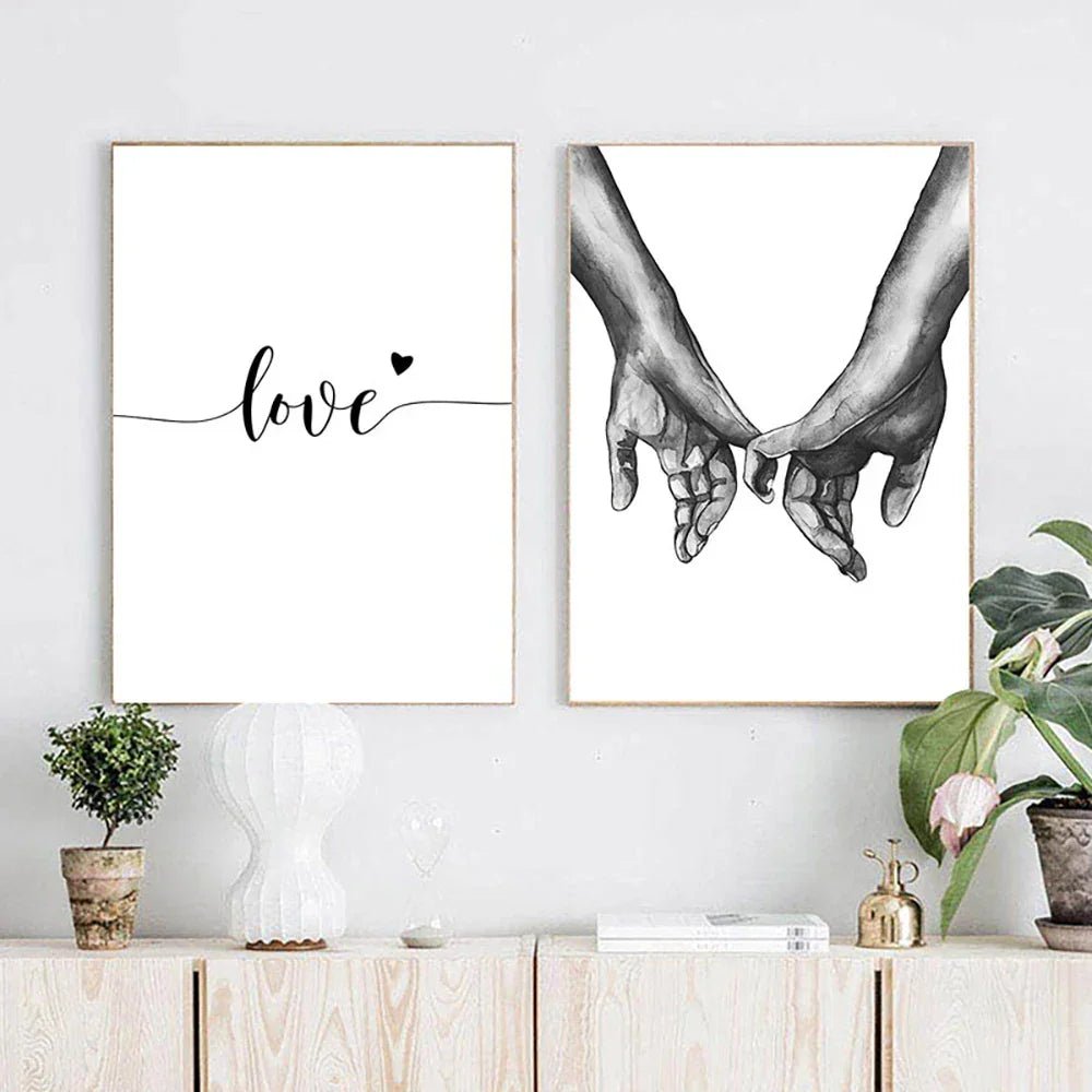 Schwarz - Weiß - Kunst: Minimalistische "Hand in Hand" Poster für Wohn - & Schlafzimmer - ApolettaApoletta