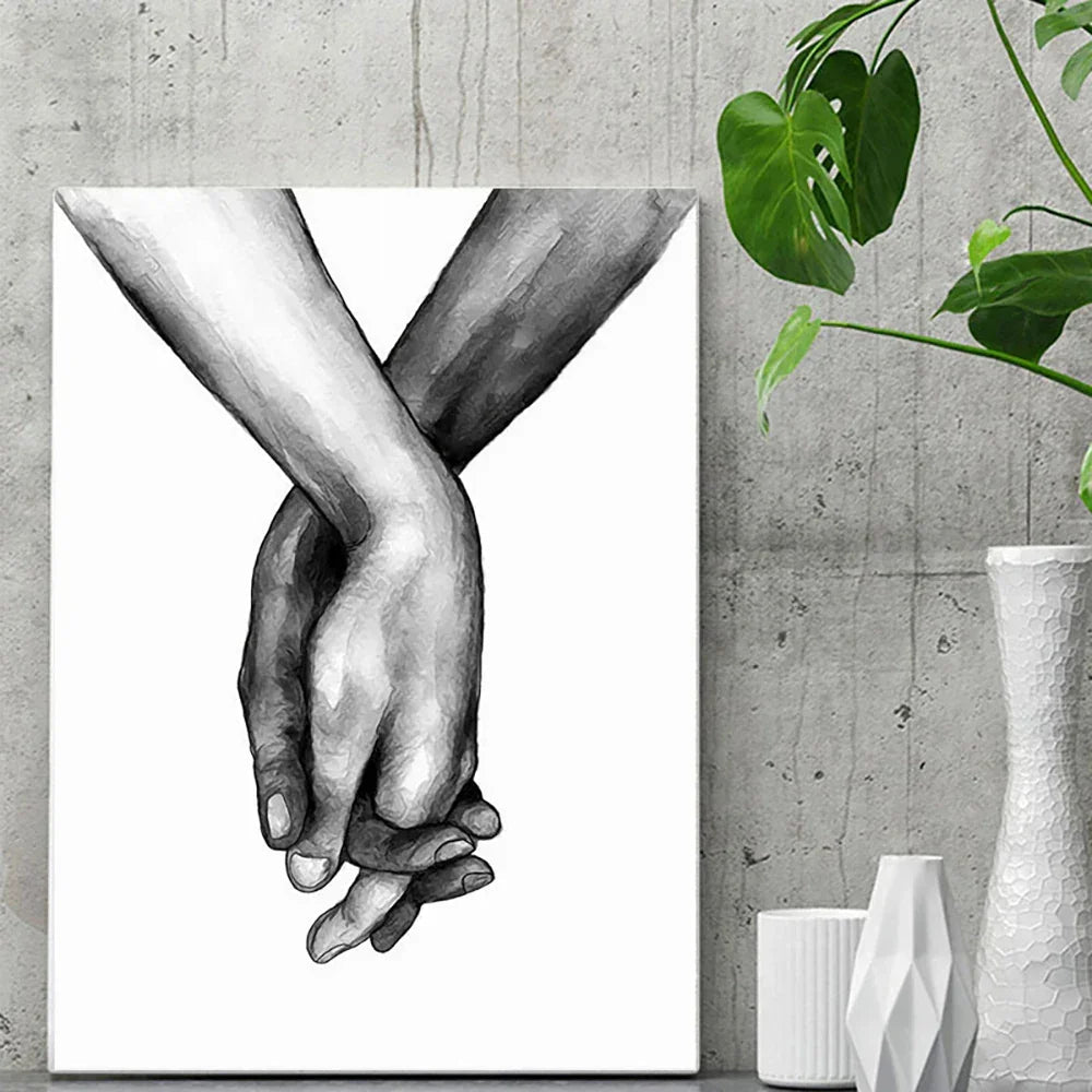 Schwarz - Weiß - Kunst: Minimalistische "Hand in Hand" Poster für Wohn - & Schlafzimmer - ApolettaApoletta