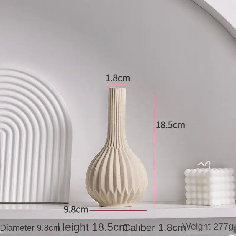 Minimalistische Keramik - Vase im Origami - Stil – Kunst für luftgetrocknete Blumen - ApolettaApoletta