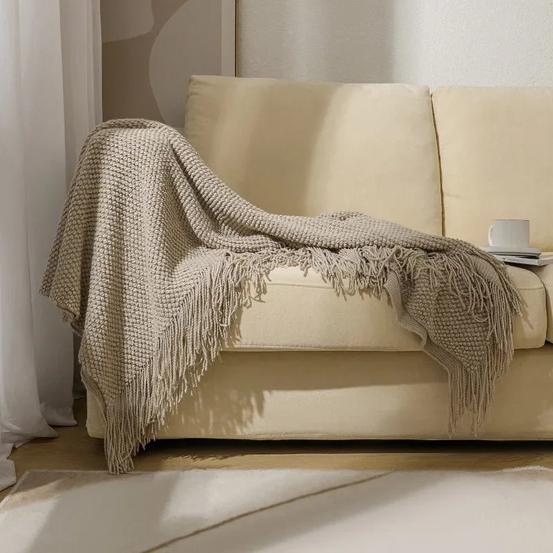 Gestrickte Decke mit Fransen: Weich & Einfarbig für Couch, Bett & Büro - ApolettaApoletta