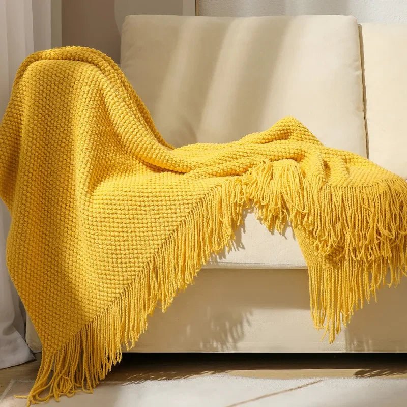 Gestrickte Decke mit Fransen: Weich & Einfarbig für Couch, Bett & Büro - ApolettaApoletta