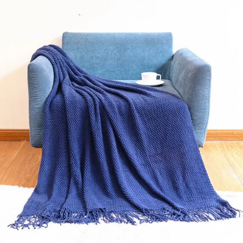Gestrickte Decke mit Fransen: Weich & Einfarbig für Couch, Bett & Büro - ApolettaApoletta