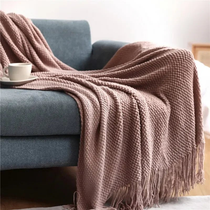 Gestrickte Decke mit Fransen: Weich & Einfarbig für Couch, Bett & Büro - ApolettaApoletta