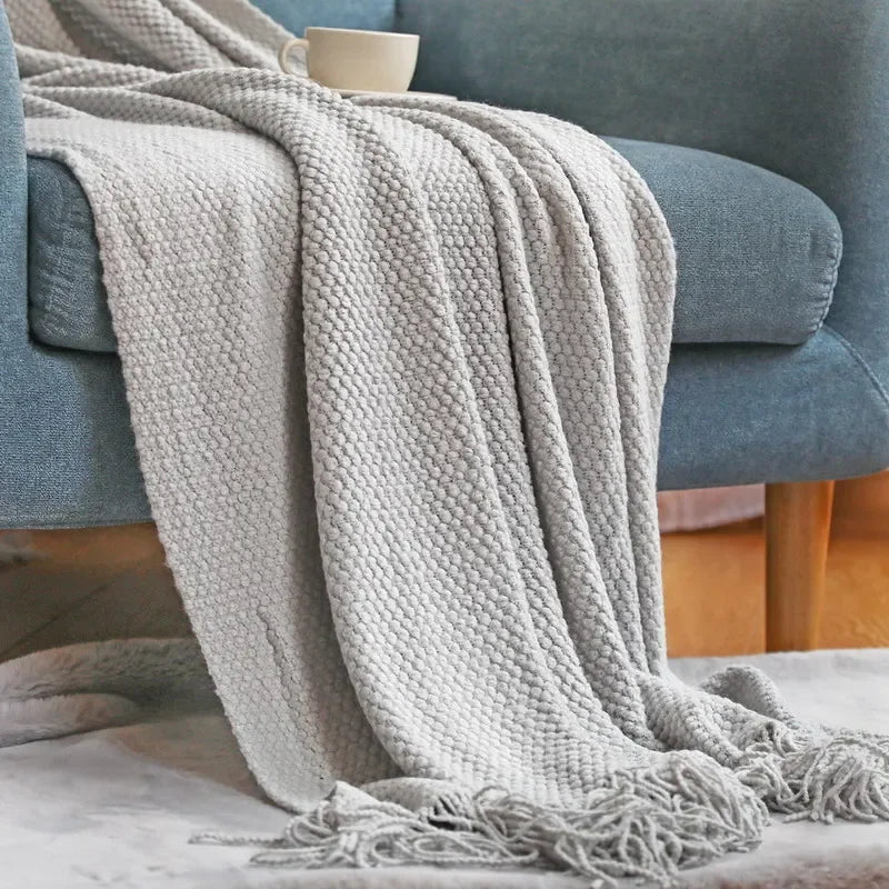 Gestrickte Decke mit Fransen: Weich & Einfarbig für Couch, Bett & Büro - ApolettaApoletta