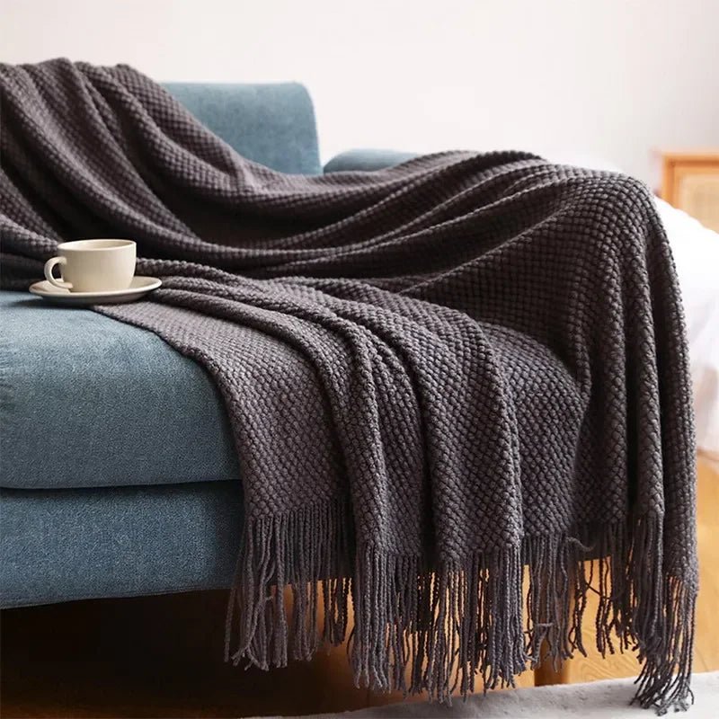 Gestrickte Decke mit Fransen: Weich & Einfarbig für Couch, Bett & Büro - ApolettaApoletta