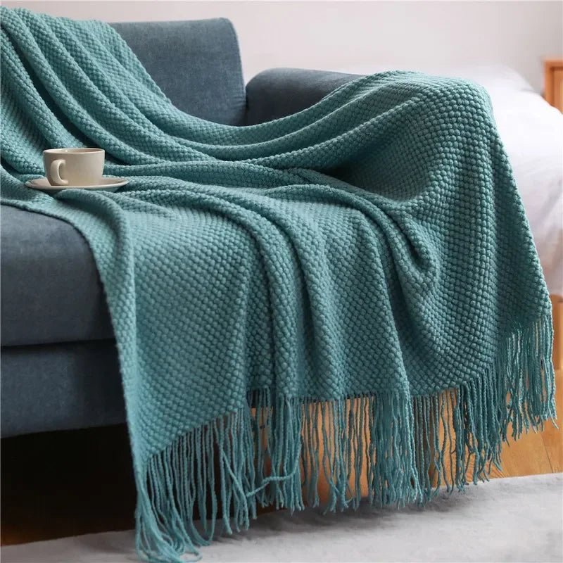 Gestrickte Decke mit Fransen: Weich & Einfarbig für Couch, Bett & Büro - ApolettaApoletta