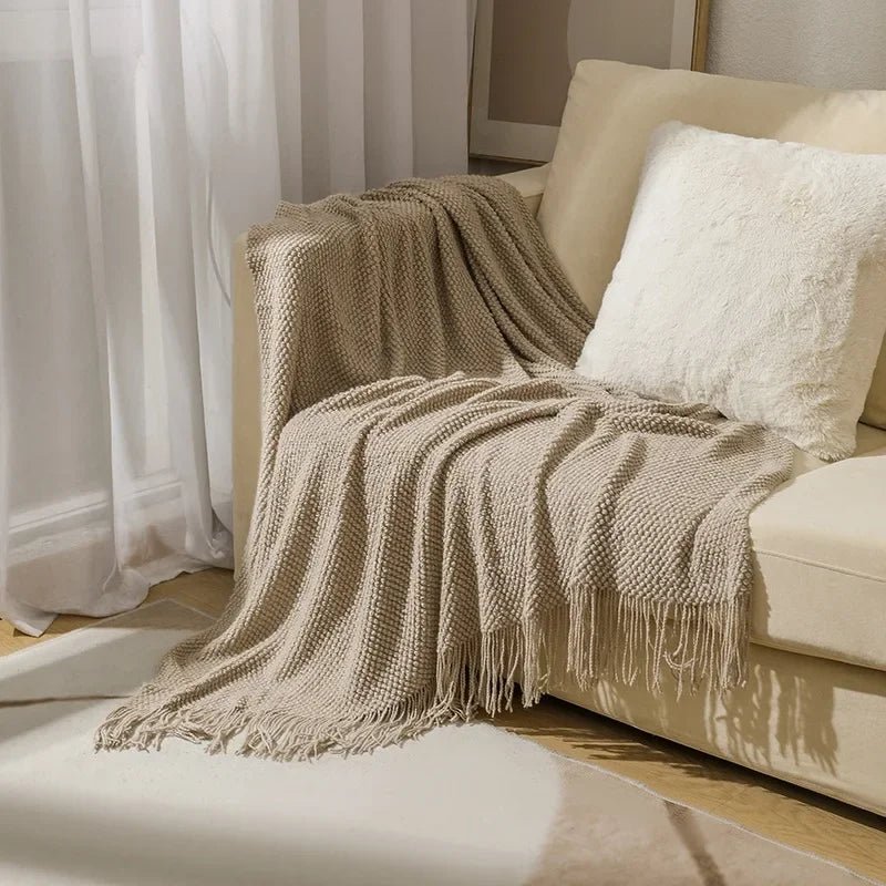 Gestrickte Decke mit Fransen: Weich & Einfarbig für Couch, Bett & Büro - ApolettaApoletta