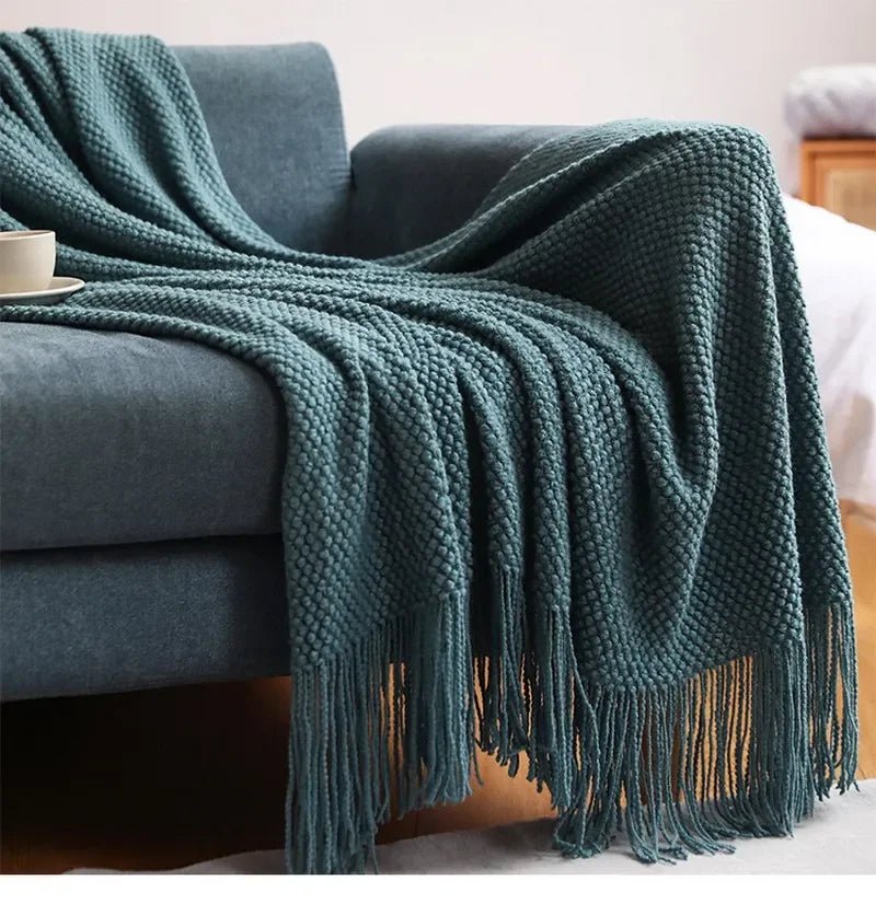 Gestrickte Decke mit Fransen: Weich & Einfarbig für Couch, Bett & Büro - ApolettaApoletta