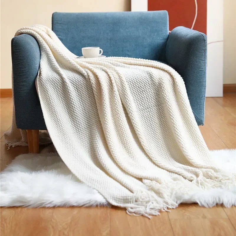 Gestrickte Decke mit Fransen: Weich & Einfarbig für Couch, Bett & Büro - ApolettaApoletta