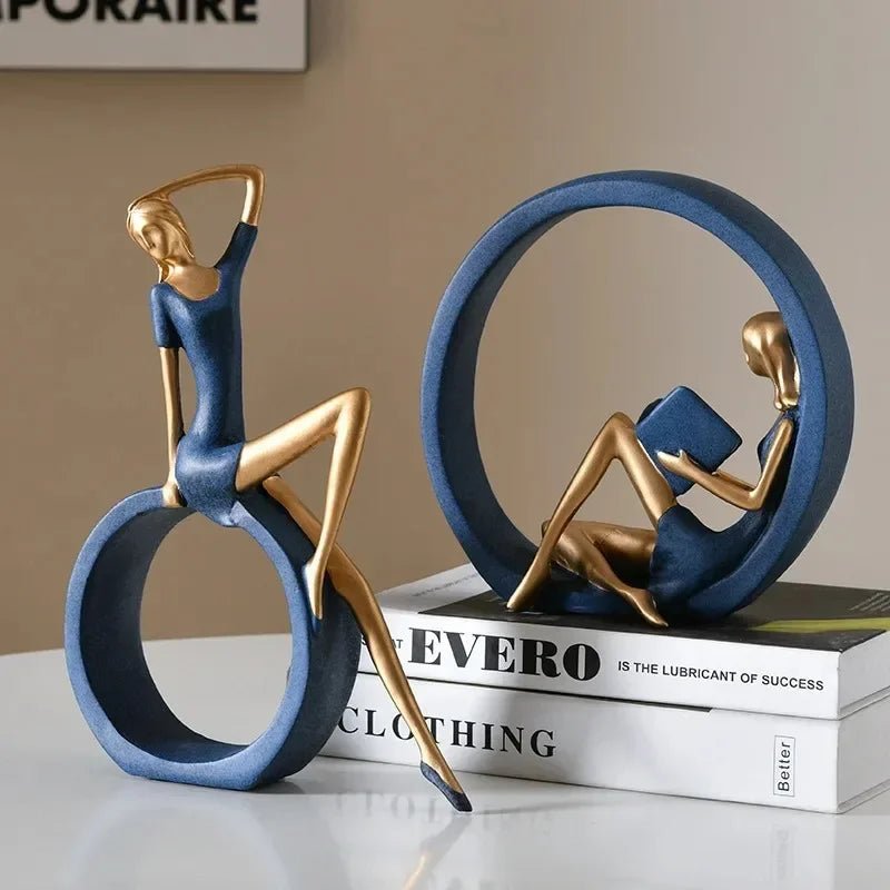 Desktop - Ornamente: Lesendes Mädchen - Figur für Wohnzimmer & Arbeitszimmer - ApolettaApoletta