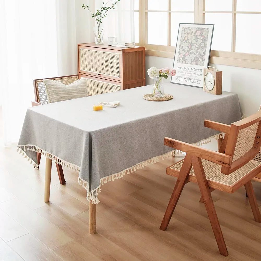 Tischdecke im Bauernhausstil: Graue Baumwoll - Tischdecke mit Quasten für Esszimmer & Küche - ApolettaApoletta