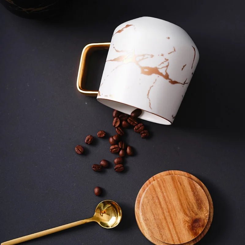 Kreativer Keramikbecher mit Goldgriff & Holzuntertasse - ApolettaApoletta
