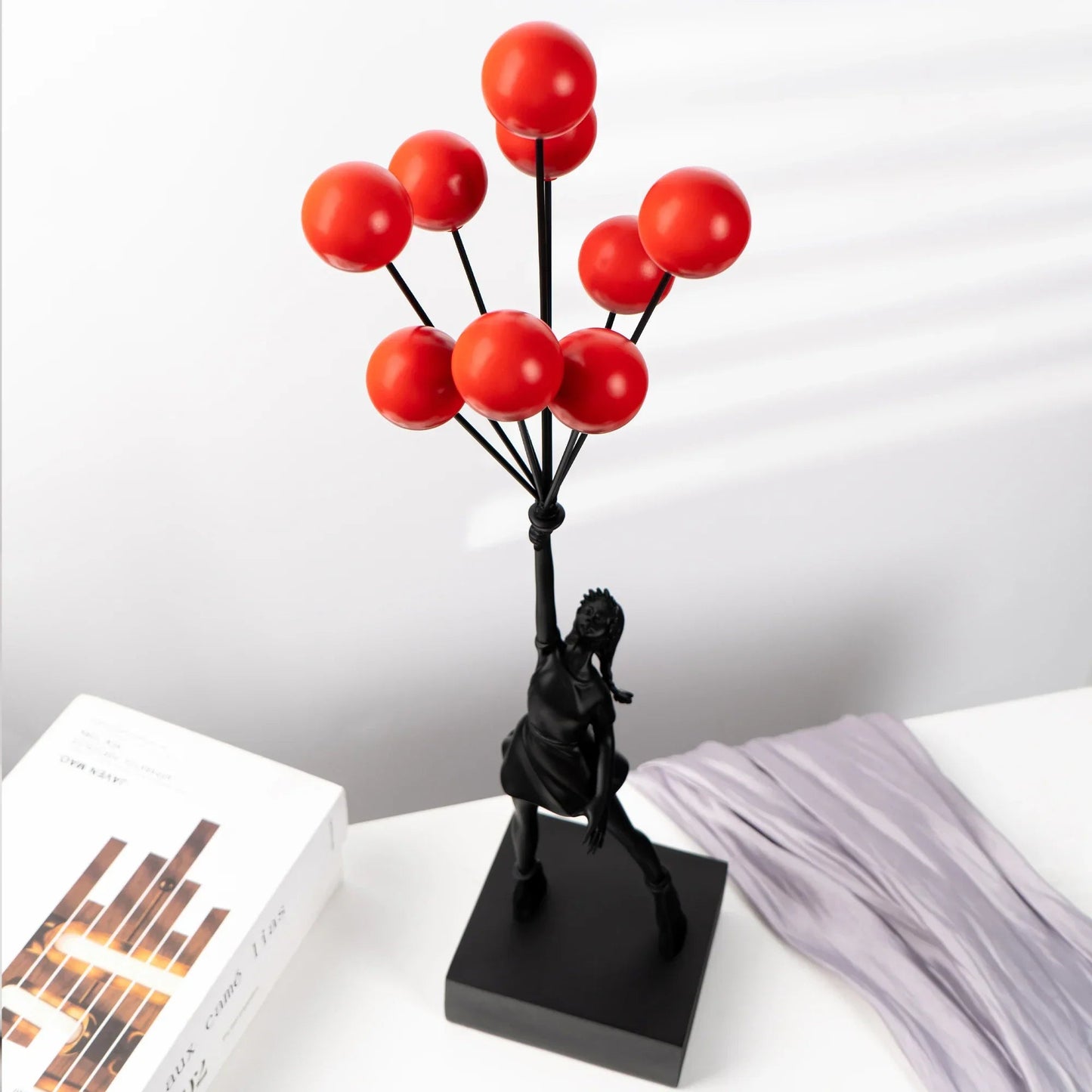 Kunst - Skulptur „Fliegendes Ballon - Mädchen“: Banksy - Stil aus Harz für Zuhause - ApolettaApoletta