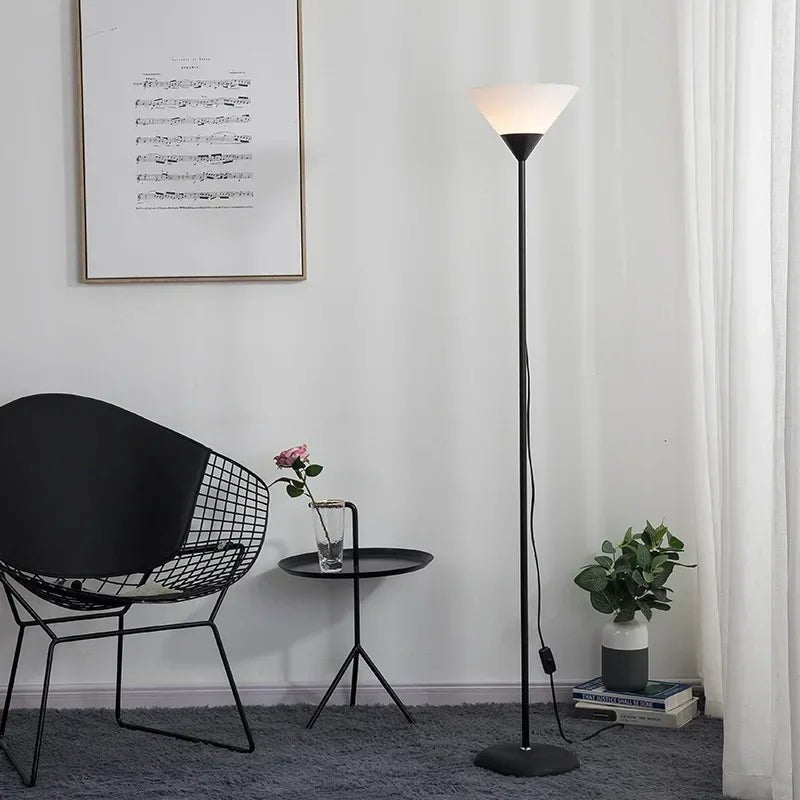 Kreative LED - Stehlampe: Schwarz - weißer Lampenkörper für Wohnzimmer, Schlafzimmer und Arbeitszimmer - ApolettaApoletta