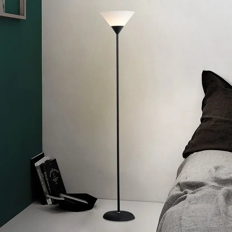 Kreative LED - Stehlampe: Schwarz - weißer Lampenkörper für Wohnzimmer, Schlafzimmer und Arbeitszimmer - ApolettaApoletta