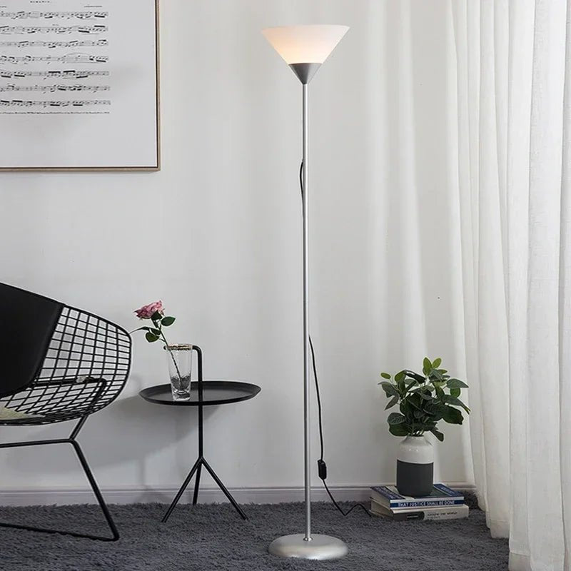 Kreative LED - Stehlampe: Schwarz - weißer Lampenkörper für Wohnzimmer, Schlafzimmer und Arbeitszimmer - ApolettaApoletta