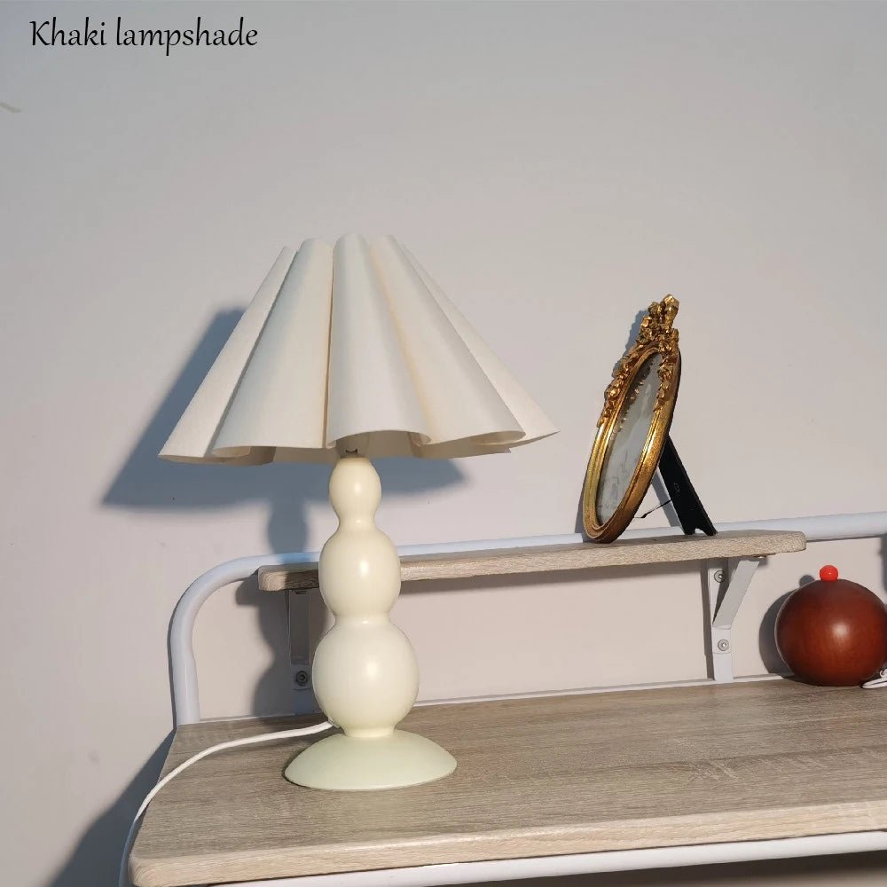Tischlampe: Einzigartiges Design mit Blütenblatt - Schirm für Schlafzimmer und Kantine - ApolettaApoletta