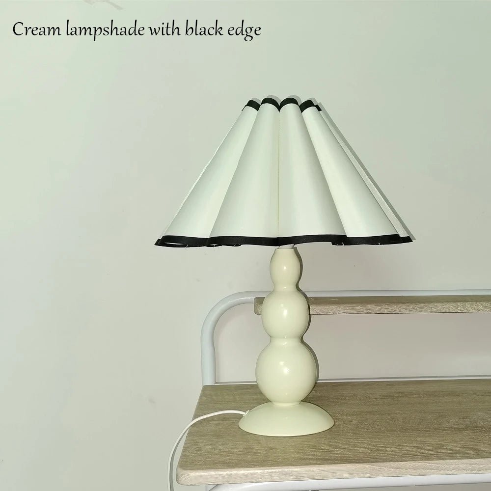 Tischlampe: Einzigartiges Design mit Blütenblatt - Schirm für Schlafzimmer und Kantine - ApolettaApoletta