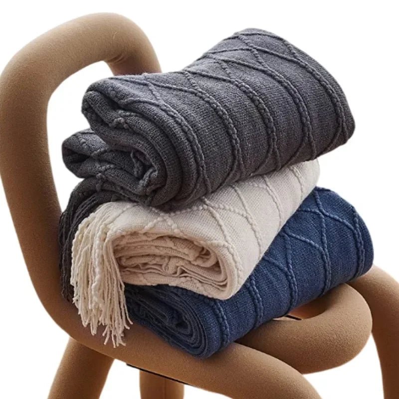 Gestrickte Überwurfdecke: Weich & Atmungsaktiv mit Quasten für Couch & Bett - ApolettaApoletta