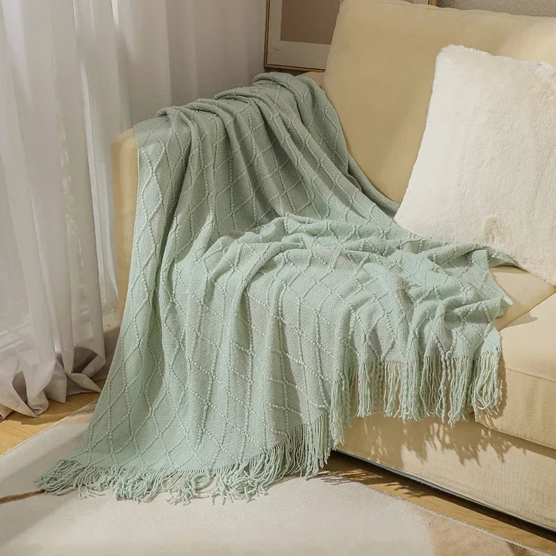 Gestrickte Überwurfdecke: Weich & Atmungsaktiv mit Quasten für Couch & Bett - ApolettaApoletta