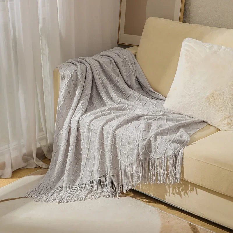 Gestrickte Überwurfdecke: Weich & Atmungsaktiv mit Quasten für Couch & Bett - ApolettaApoletta