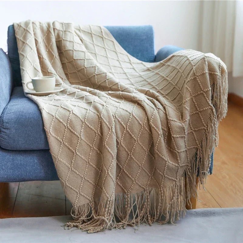 Gestrickte Überwurfdecke: Weich & Atmungsaktiv mit Quasten für Couch & Bett - ApolettaApoletta