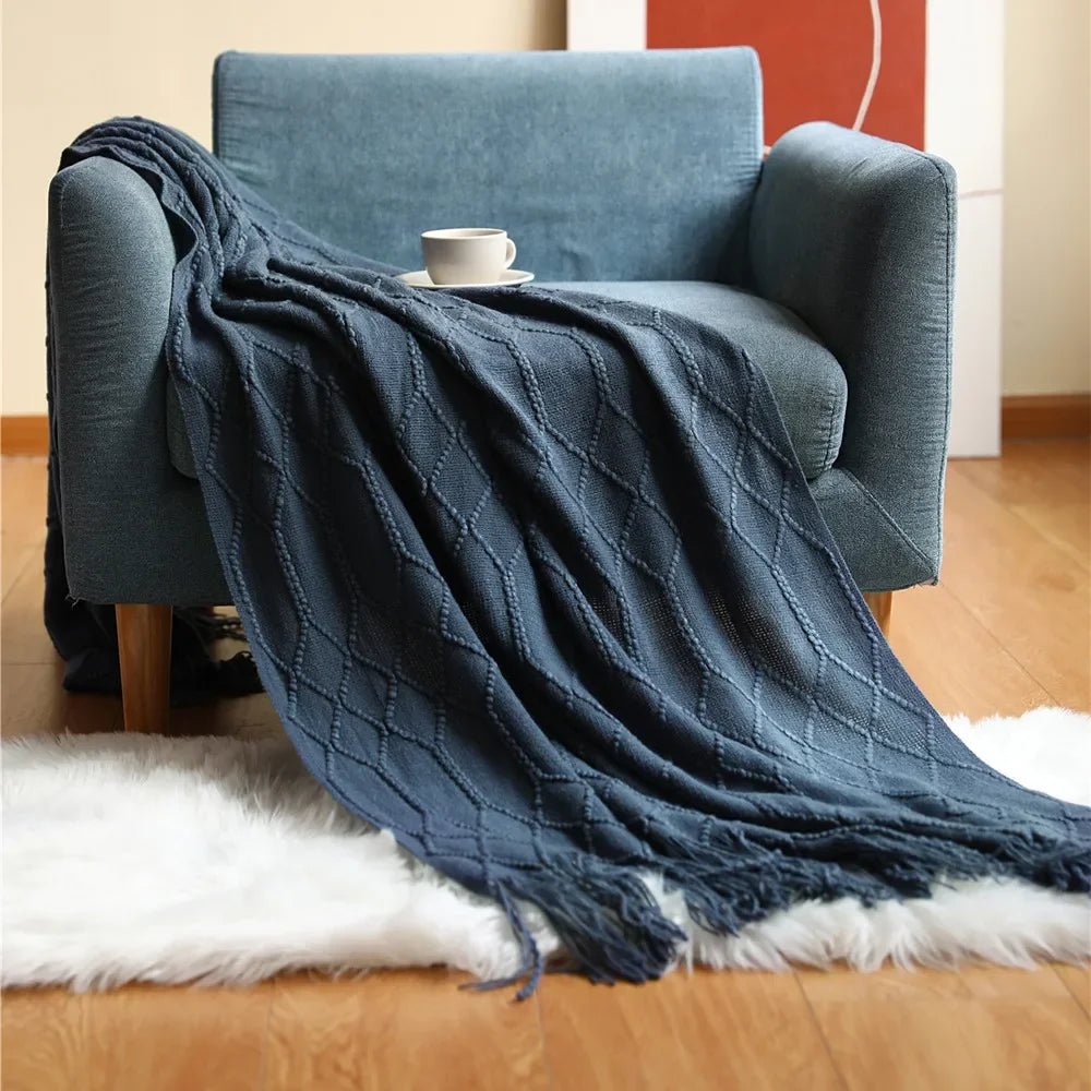 Gestrickte Überwurfdecke: Weich & Atmungsaktiv mit Quasten für Couch & Bett - ApolettaApoletta