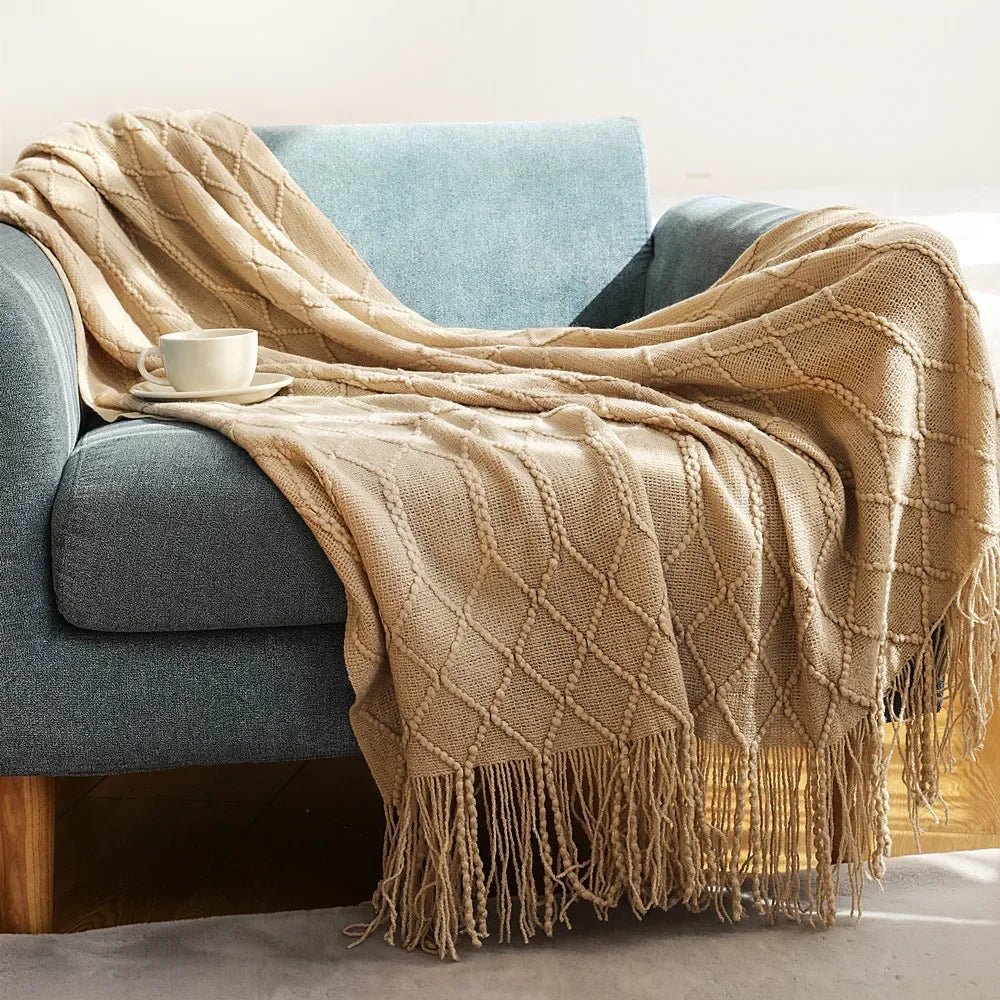 Gestrickte Überwurfdecke: Weich & Atmungsaktiv mit Quasten für Couch & Bett - ApolettaApoletta