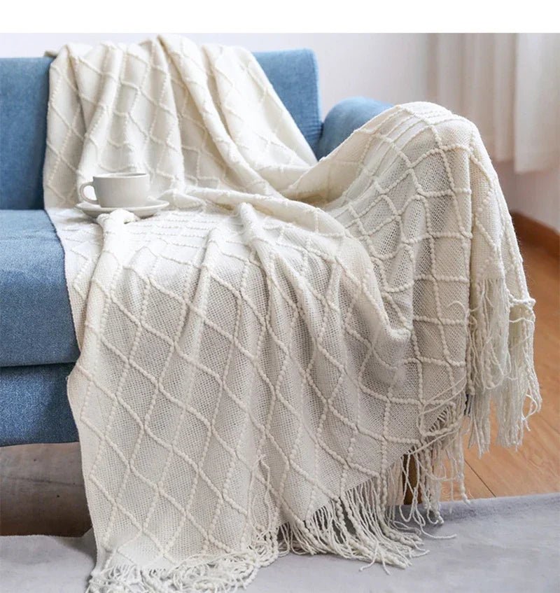 Gestrickte Überwurfdecke: Weich & Atmungsaktiv mit Quasten für Couch & Bett - ApolettaApoletta