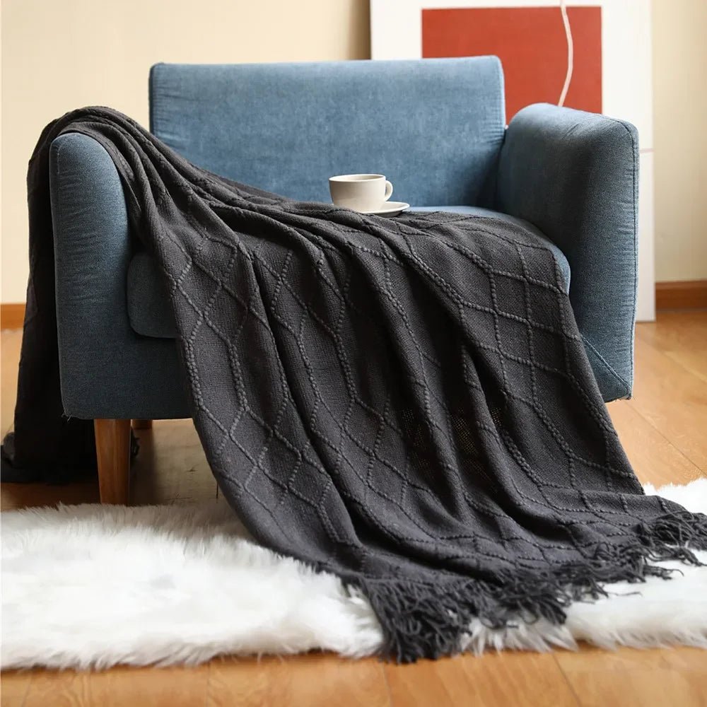 Gestrickte Überwurfdecke: Weich & Atmungsaktiv mit Quasten für Couch & Bett - ApolettaApoletta