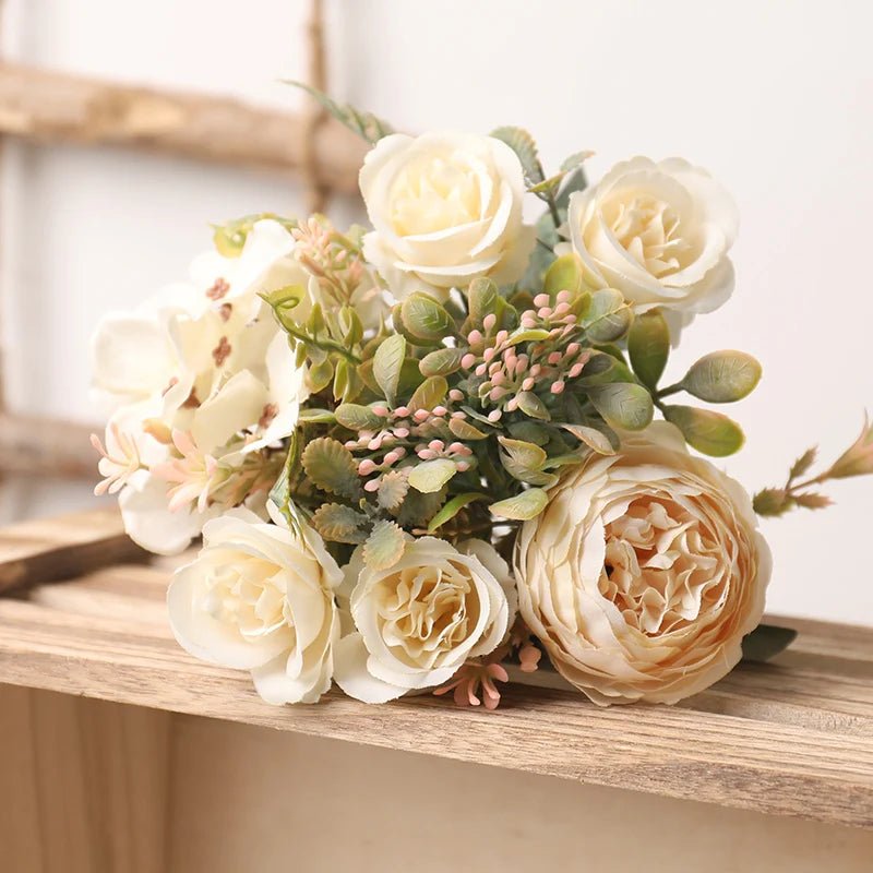 Künstliche weiße Rosen: Seiden - Blumen für Hochzeit, Herbst & Luxus - Arrangement - ApolettaApoletta