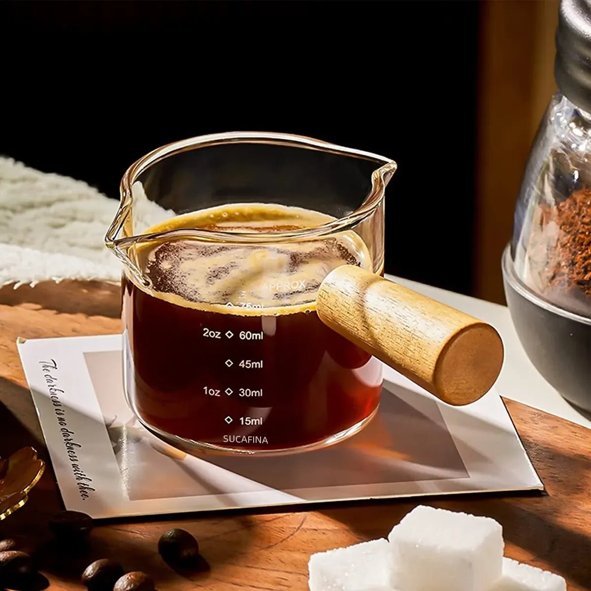 Glas - Messbecher: 1pc mit Holzgriff, Doppel - Ausguss & Klar - Glas für Kaffee und Espresso - ApolettaApoletta