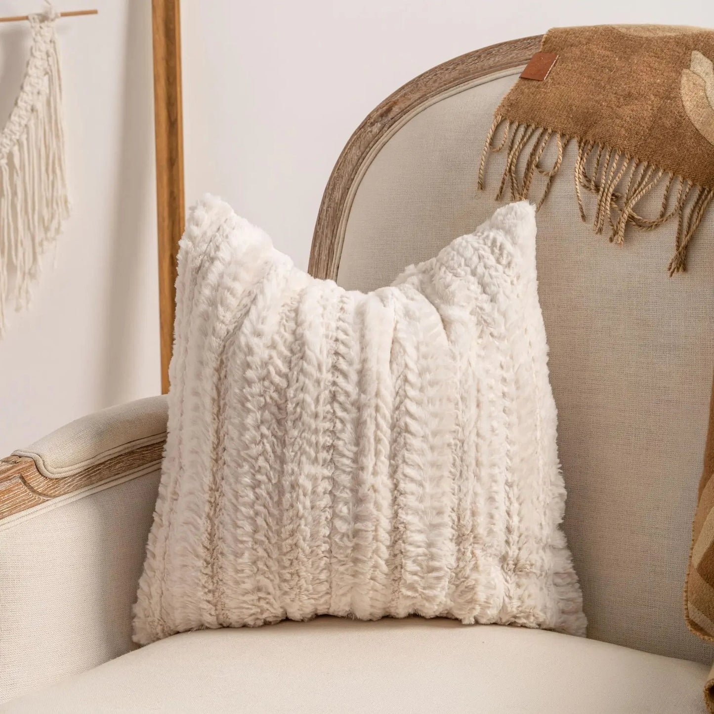Boho Kissenbezüge mit Fransen: Trendige Strickbezüge für ein gemütliches Wohnzimmer - ApolettaApoletta