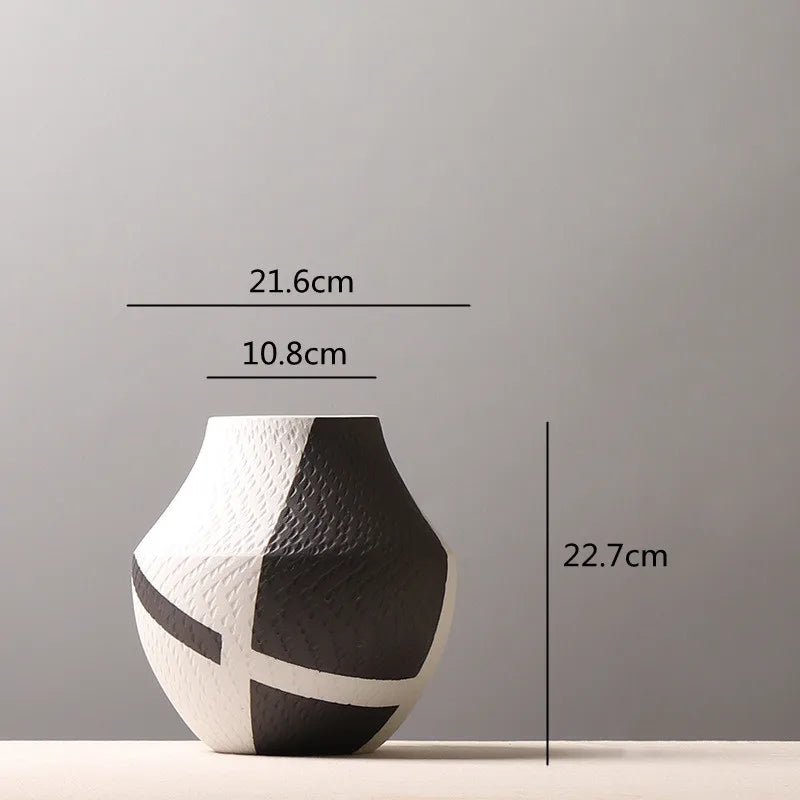 Antike Keramikvase: Schwarz - weißes Mosaik - Porzellan für Blumenarrangements - ApolettaApoletta