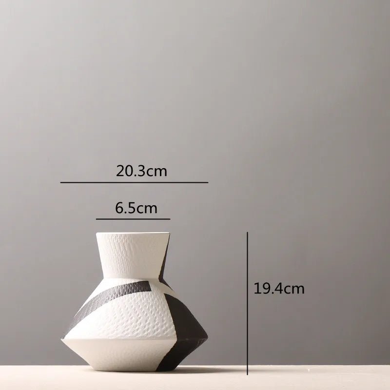 Antike Keramikvase: Schwarz - weißes Mosaik - Porzellan für Blumenarrangements - ApolettaApoletta