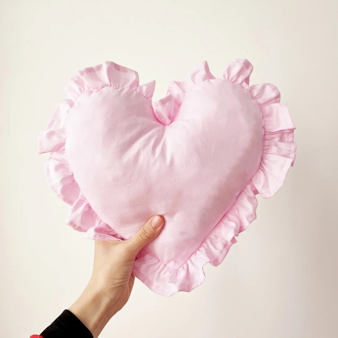 Romantisches Satin - Kissen: Rosa Herz - Kissen mit Rüschen für Schlafzimmer & Wohnzimmer - ApolettaApoletta