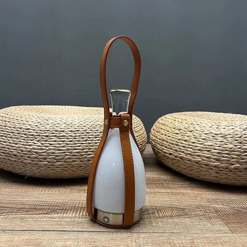 Nordische LED - Tischlampe: Kreative Glasflasche mit Leder & USB - Ladefunktion für Bar und Outdoor - ApolettaApoletta