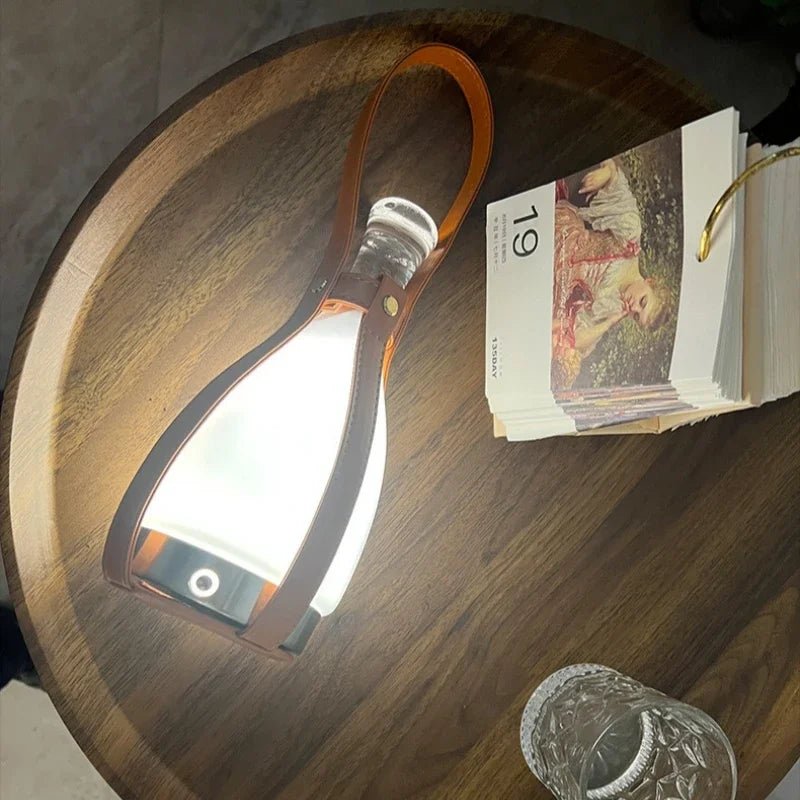 Nordische LED - Tischlampe: Kreative Glasflasche mit Leder & USB - Ladefunktion für Bar und Outdoor - ApolettaApoletta