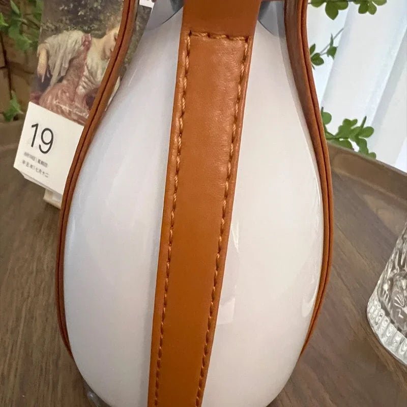 Nordische LED - Tischlampe: Kreative Glasflasche mit Leder & USB - Ladefunktion für Bar und Outdoor - ApolettaApoletta