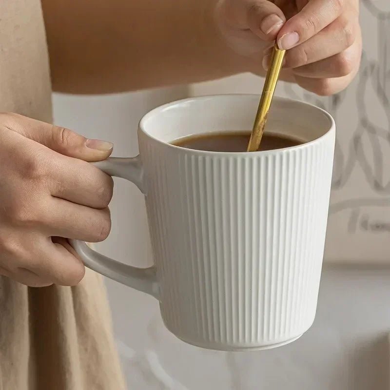 Nordischer Keramik - Becher (500 ml): Mattes Relief - Design mit Griff für Kaffee und Milch - ApolettaApoletta