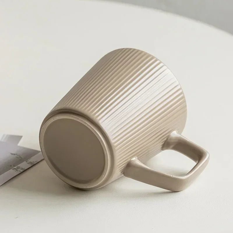 Nordischer Keramik - Becher (500 ml): Mattes Relief - Design mit Griff für Kaffee und Milch - ApolettaApoletta