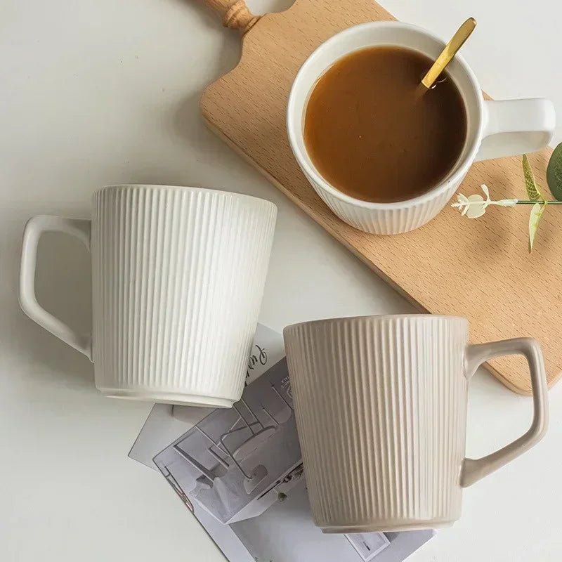 Nordischer Keramik - Becher (500 ml): Mattes Relief - Design mit Griff für Kaffee und Milch - ApolettaApoletta