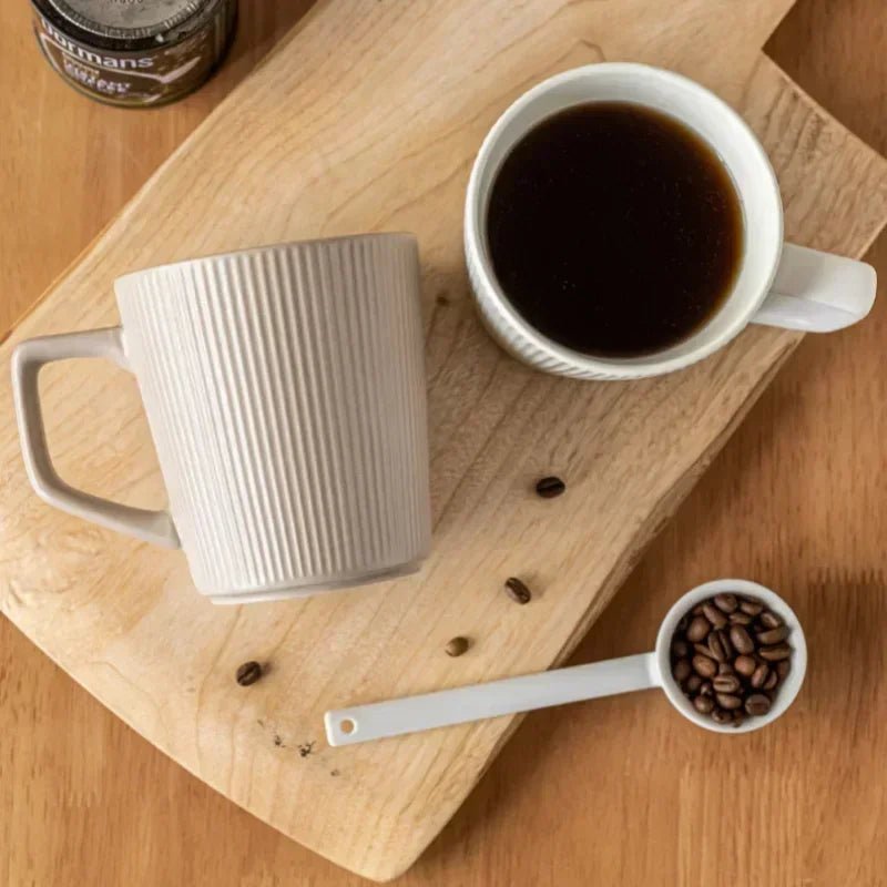 Nordischer Keramik - Becher (500 ml): Mattes Relief - Design mit Griff für Kaffee und Milch - ApolettaApoletta