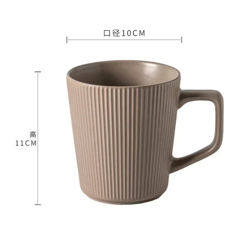 Nordischer Keramik - Becher (500 ml): Mattes Relief - Design mit Griff für Kaffee und Milch - ApolettaApoletta